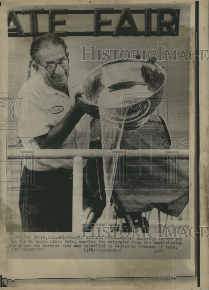 1974 Press Photo Walter Walker Supervisor Of DU Qouin State Fair IL Hamleton CUp - Historic Images