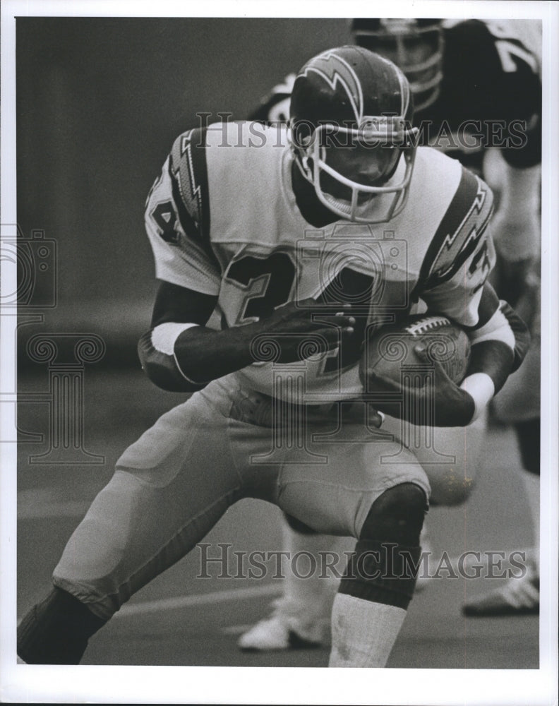 Press Photo Football player with ball running down field - RSH36361 - Historic Images