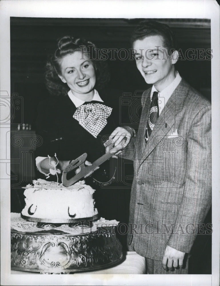 1948 Press Photo Bill Keefe Ice Skaters Daphne Walker Marry In London England - Historic Images