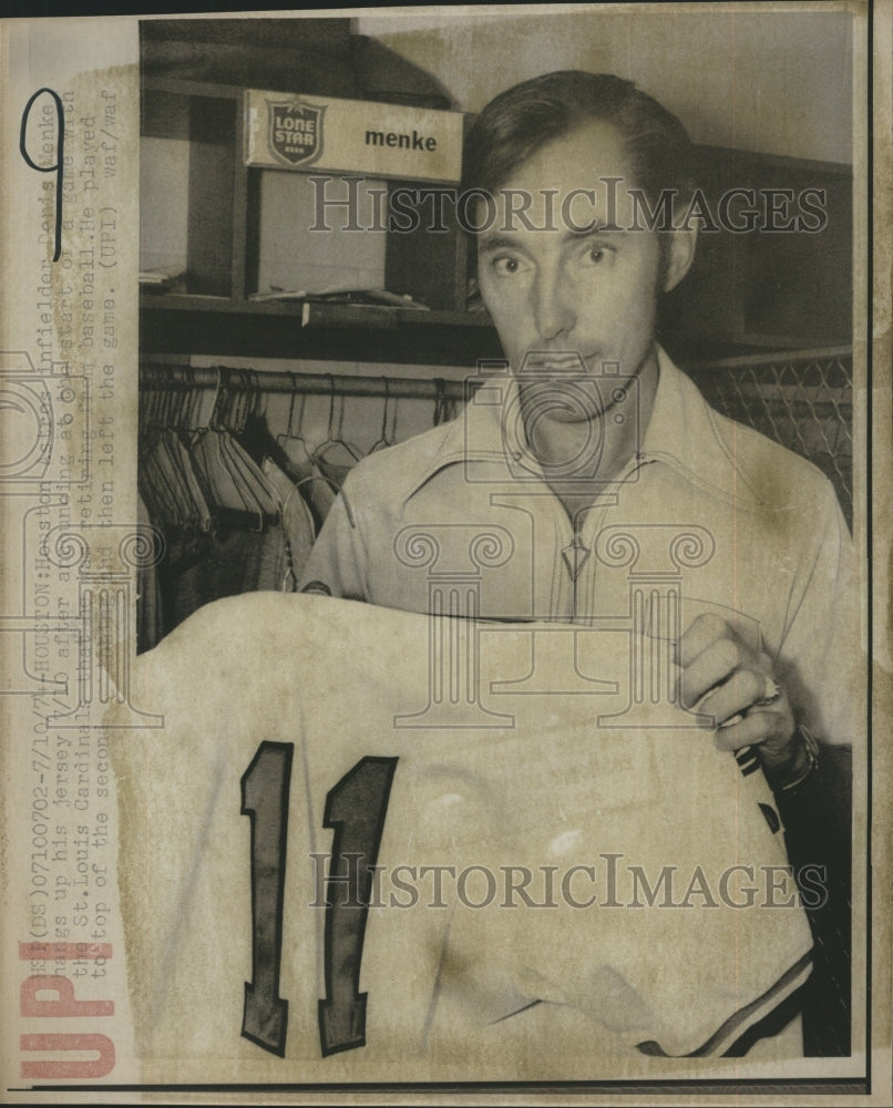 1974 Press Photo Denis Menke Hangs Up Jersey After Retirement Announcemnt-Astros - Historic Images