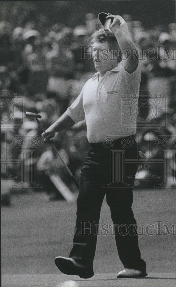 1981 Press Photo Winner Ed Fiori Watches 75ft Putt Drop in Par At Last Hole - Historic Images