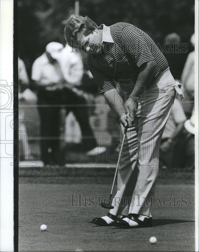 1982 Press Photo Ed Fiori Professional Golfer on the practice putting green - Historic Images
