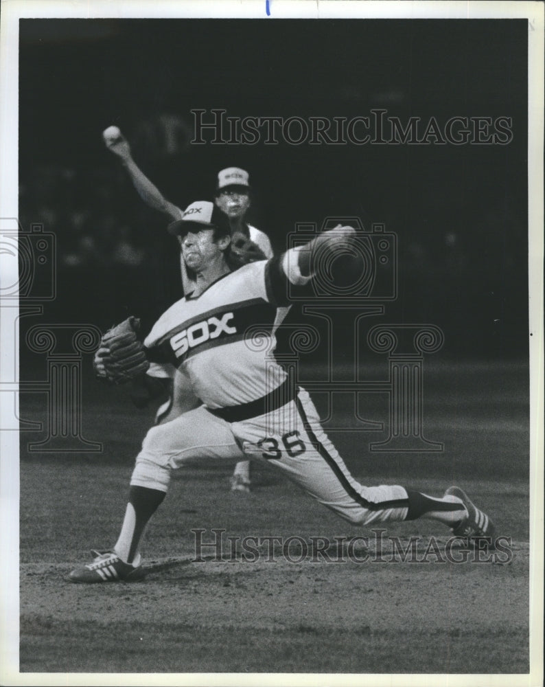 1983 Press Photo Jerry Koosman and Vance Law throw together between innings. - Historic Images