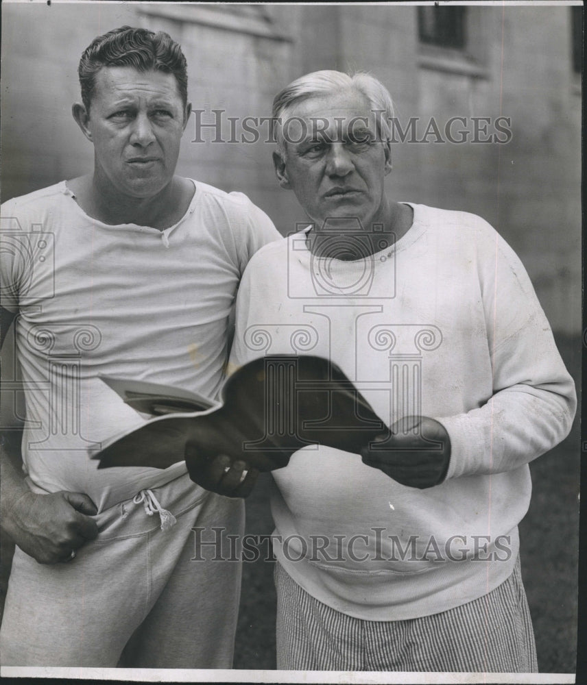 1947 Press Photo Herbert Plasman And Jim Conzelman Cardinal Coaches U Of Chgo - Historic Images