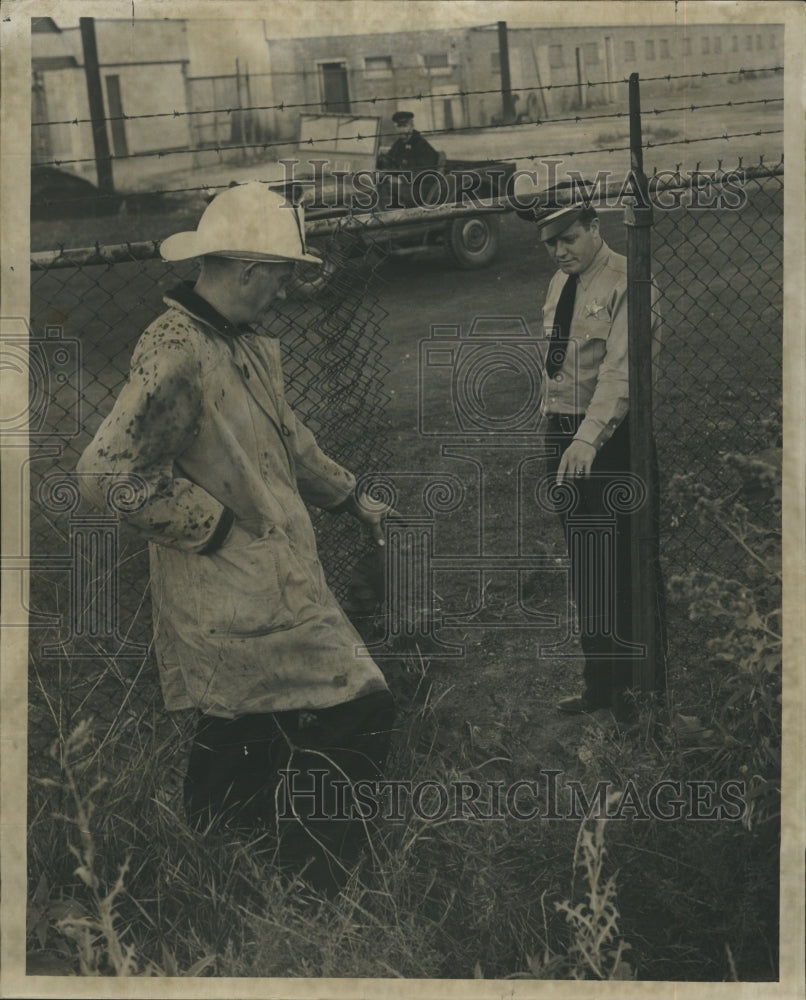 1949 Press Photo Chf Hank Schmidt Of Maywood F Dept See Hole IN Fence Vandals - Historic Images