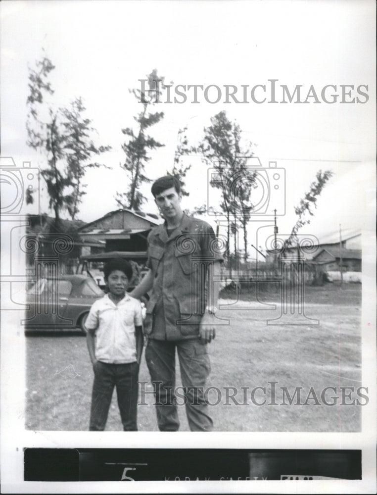 1973 Press Photo American Soldier Jim Tipping Vietnam War Native Orphan Adoption - Historic Images