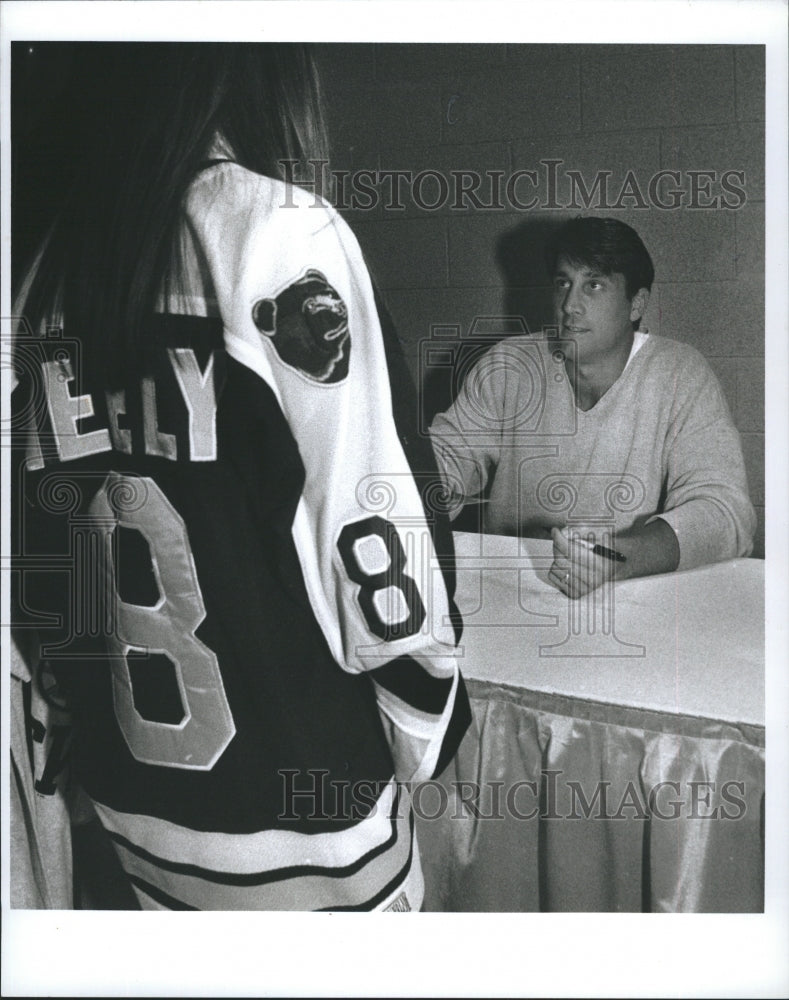 1997 Press Photo Cam Neely Boston Bruins Ice Hockey NHL Autographing Session Fan - Historic Images