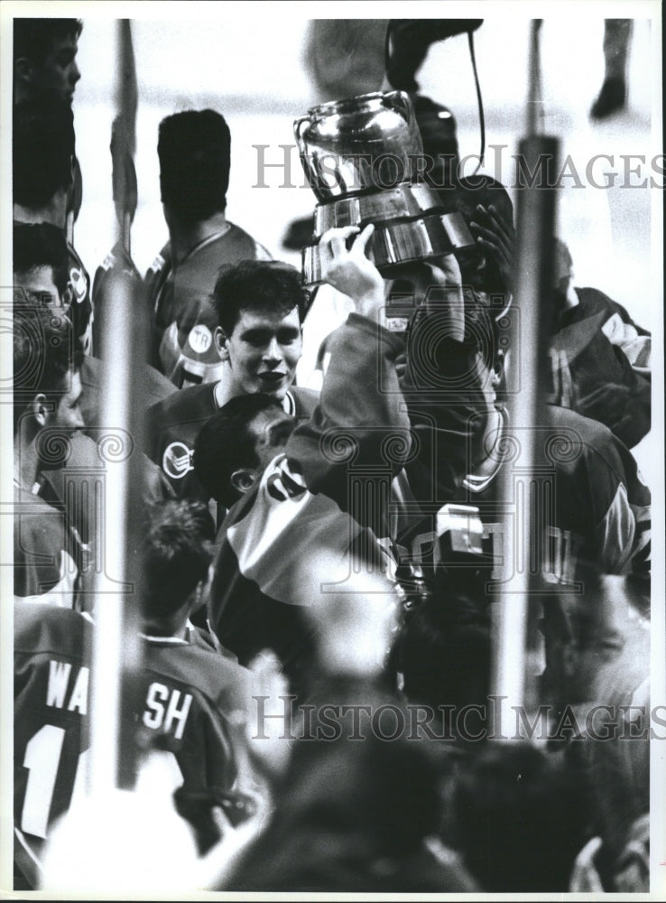 Press Photo Hockey players hoist cup - Historic Images