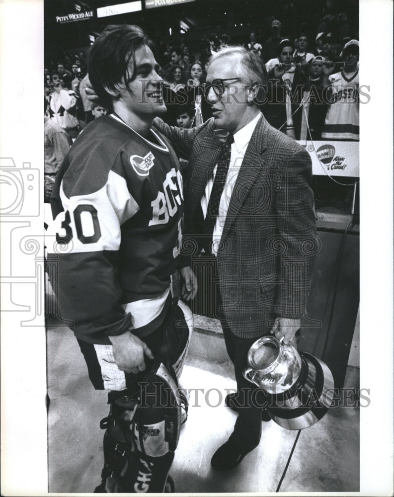 Press Photo Hockey players manager holding Trophy - Historic Images