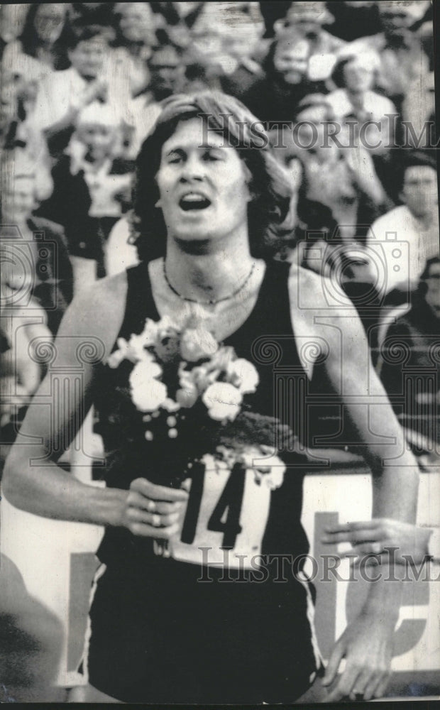 1975 Press Photo John Walker New Mile Champion With Flowers - RSH36625 - Historic Images