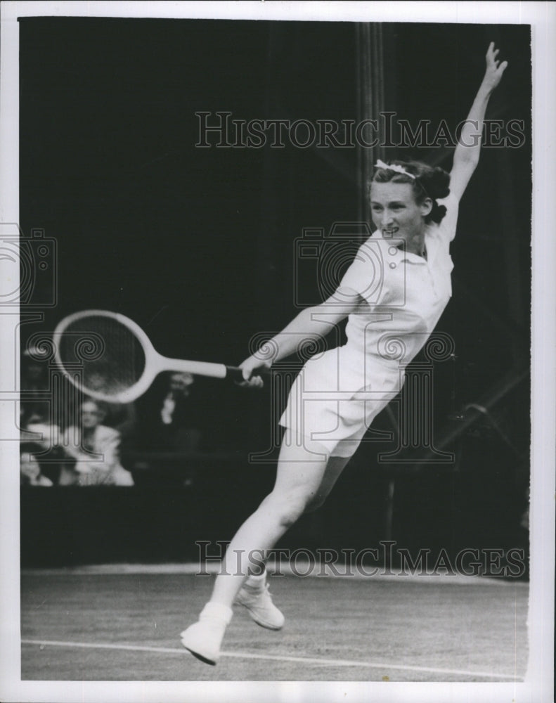 1950 Press Photo Mrs Jean Walker-Smith Leaping In Air Backhand Vs Dupont - Historic Images