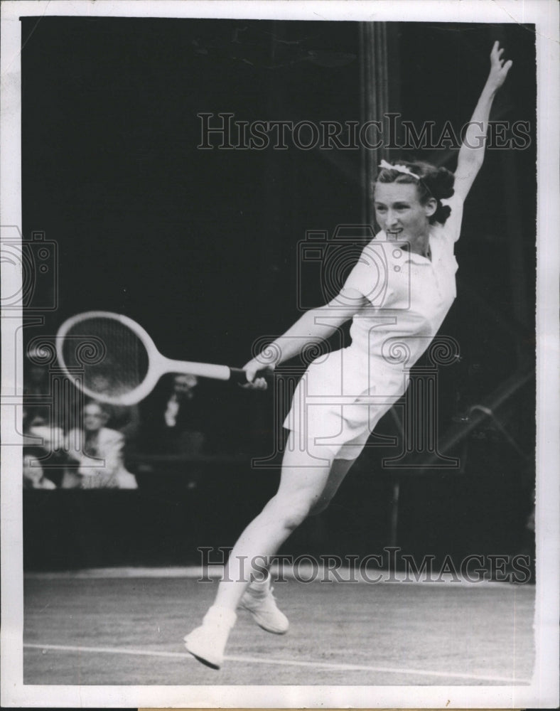 1950 Press Photo UK&#39;s Jean Walker-Smith Fence-Like Stance During Wightman Cup - Historic Images