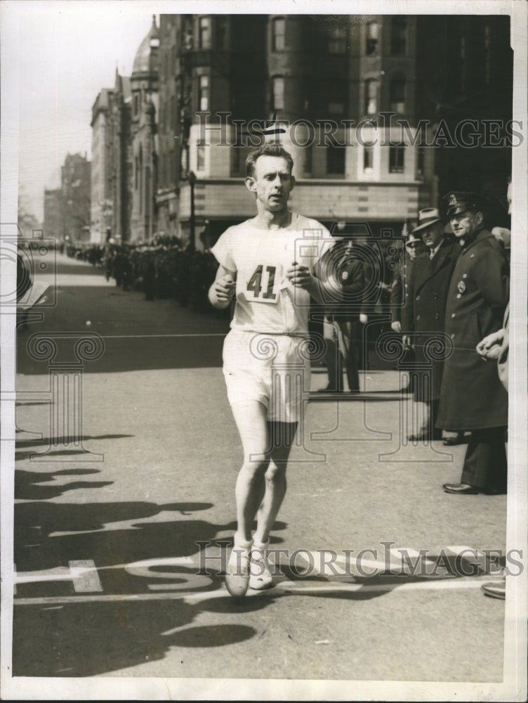 1943 William P Wicklund Finishing 7th In Clifton NJ-Historic Images