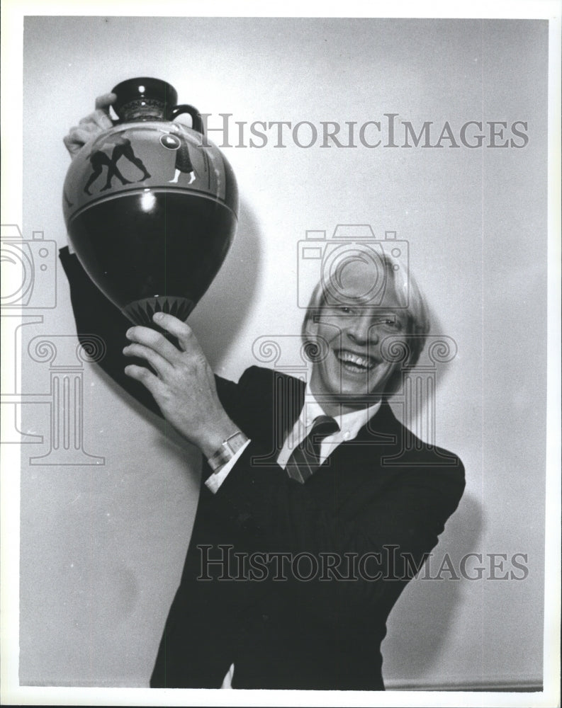 1984 Press Photo Cyclist Andrew Weaver Holds Olympia Award - Historic Images