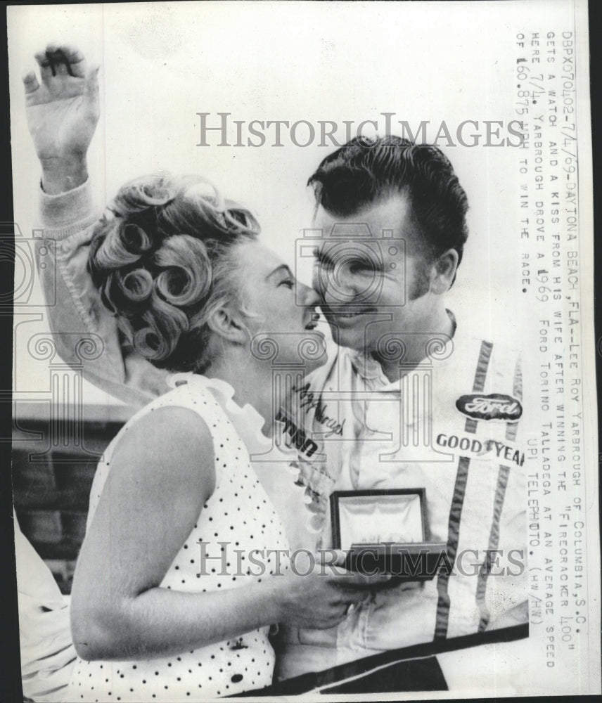 1969 Press Photo Lee Roy Yarbrough And Wife After Firecracker 100 Winning Race - Historic Images