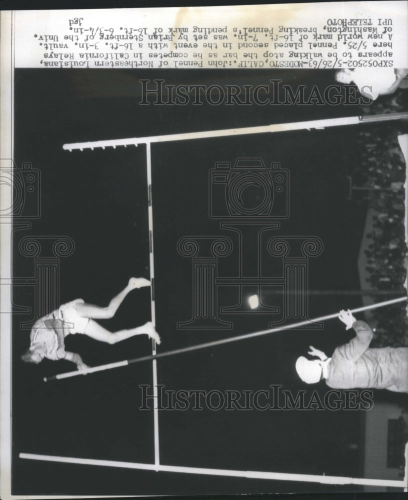 1963 Press Photo John Pennel Tightrope relay race - Historic Images