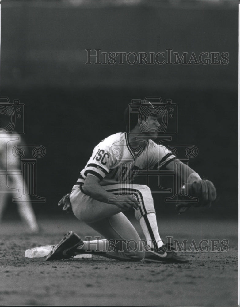 1988 Press Photo Pittsburgh Pirates Rafael Belliard Crouching On Ground For Ball - Historic Images