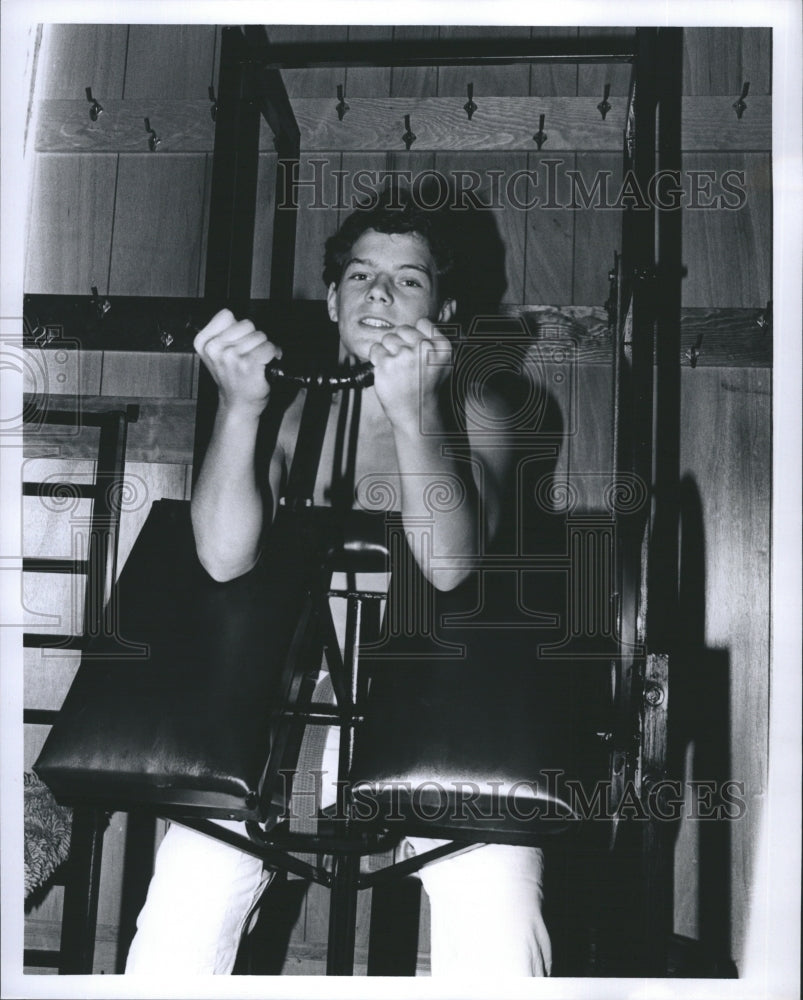Press Photo Young Judo Champ Paul Jones Doing Curls On Machine - Historic Images