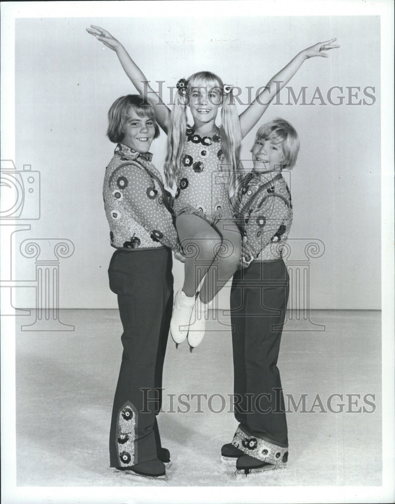 1973 Press Photo 2 Children Figure Skaters-Holding Girl Up On Ice - RSH36901 - Historic Images