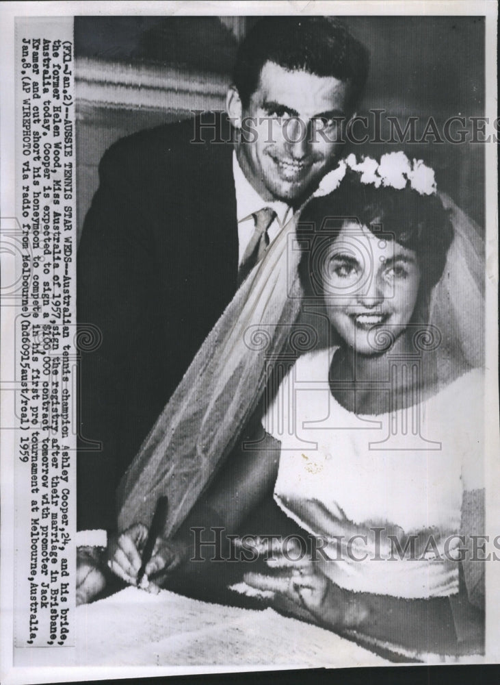 1959 Press Photo Australian Tennis Champ Ashley Cooper and new bride Helen Wood - Historic Images
