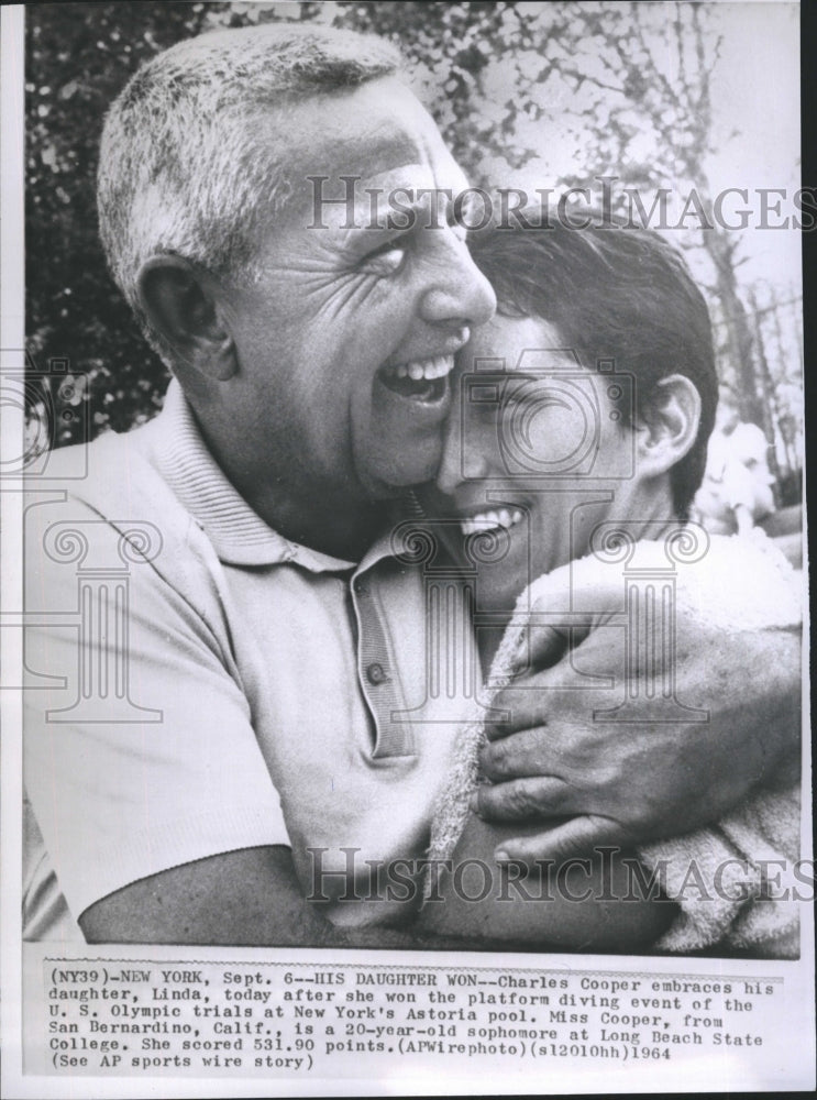 1964 Press Photo Charles Cooper and Daughter Linda after she won Diving event - Historic Images