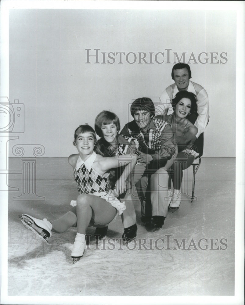 1974 Press Photo The Cook Family Ice Follies Skaters Cal Dori Kim Kris Kelly - Historic Images