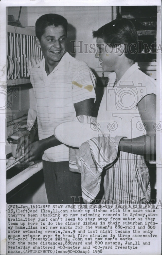 1958 Press Photo Ilsa Konrad John Swimmers Swimming Records Home Doing Dishes - Historic Images