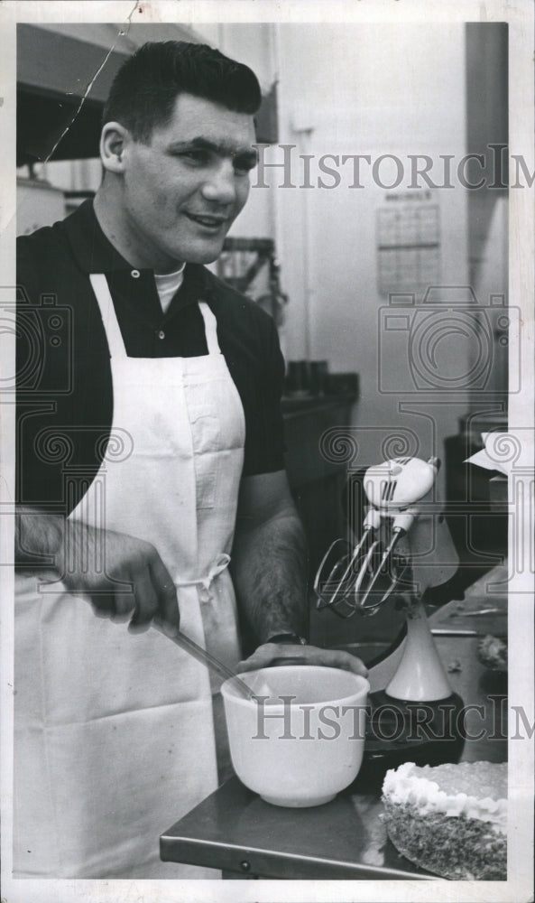 1959 Press Photo Willi Besmanoff Fighter Boxer Enjoys Cooking Apron Kitchen - Historic Images