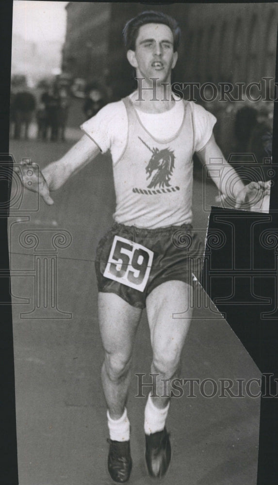 1948 Press Photo George Pike Runner Track - Historic Images