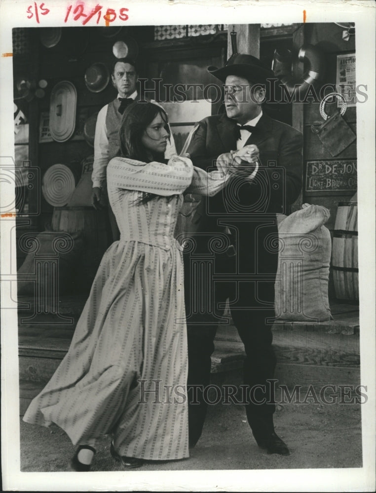1970 Press Photo Actors Glenn Ford & Barbara Hershey in "Heaven with a Gun" - Historic Images