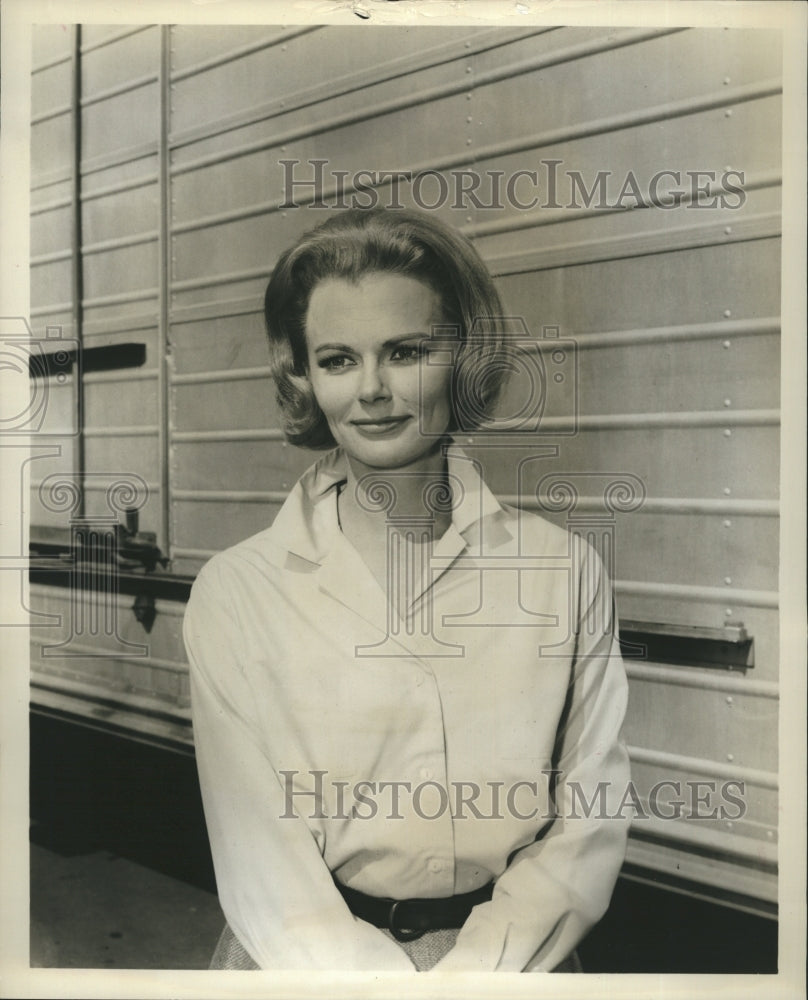 1964 Press Photo Actress Bethel Leslie in &quot;A Case of Armed Robbery&quot; Bob Hope - Historic Images