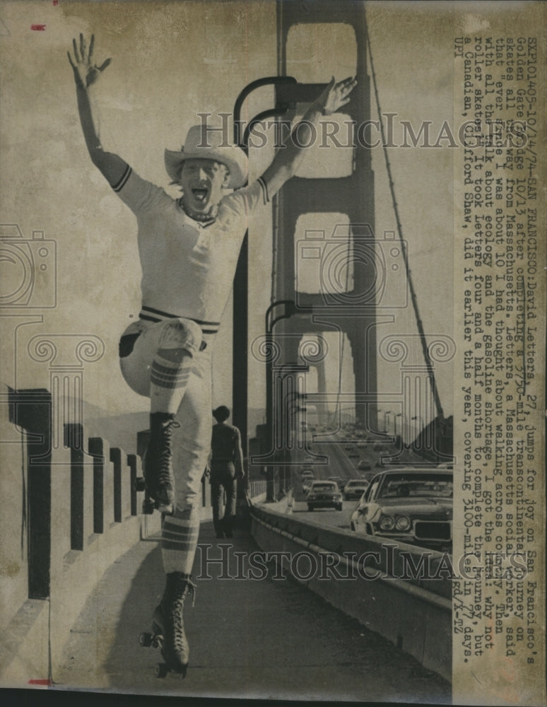 1974 Press Photo David Letters, 27, jumps for joy on SF Golden Gate after a 3750 - Historic Images