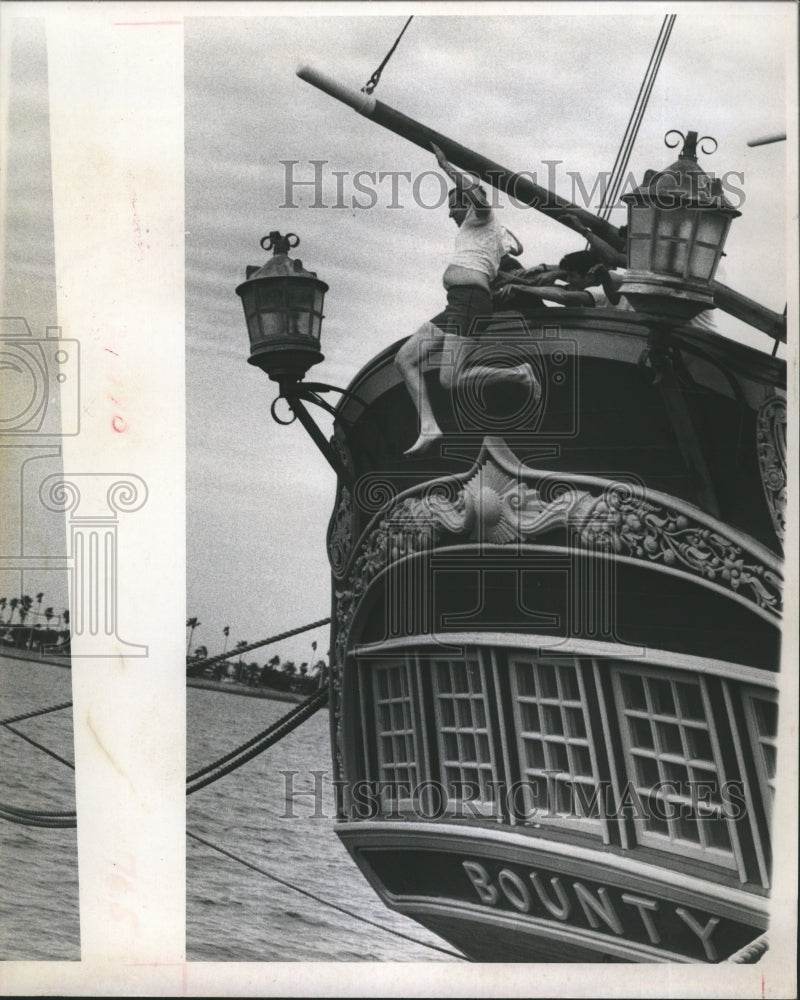 1969 Press Photo Jeff Valentine Frank celebrates birthday with crew of Bounty - Historic Images