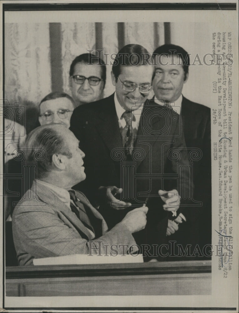 1974 Press Photo Us President Ford hands the pen he used to sign. - RSH37901 - Historic Images