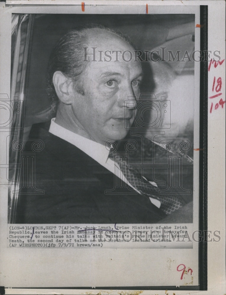 1973 Press Photo Irish Prime Minister Jack Lynch leaving the Irish Embassy - Historic Images