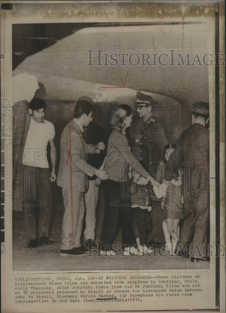 1971 Press Photo Italian Children exchange to released prisoners. - Historic Images