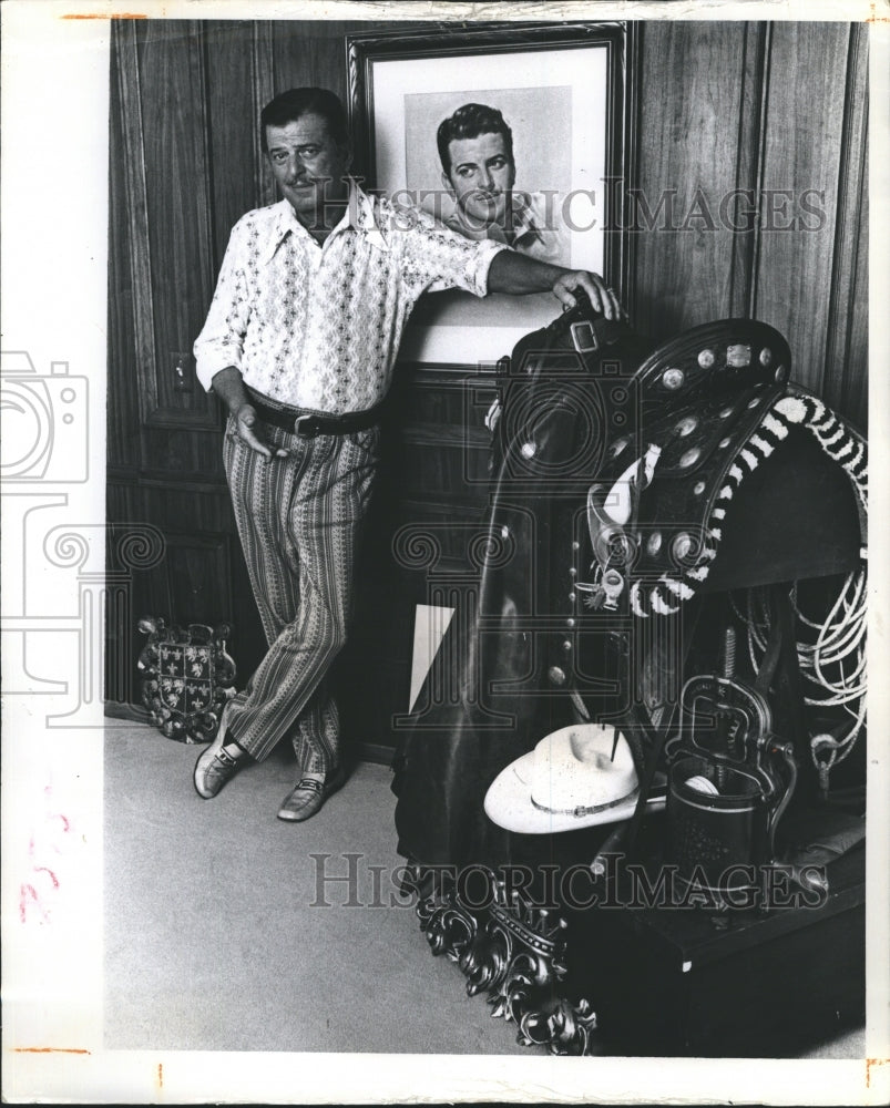 1972 Press Photo John Carroll with his saddle - Historic Images