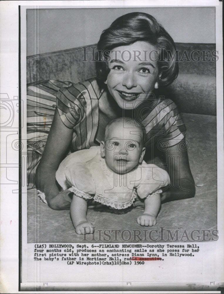 1960 Press Photo Actress Diana Lynn with 4-month old daughter Dorothy Teressa - Historic Images