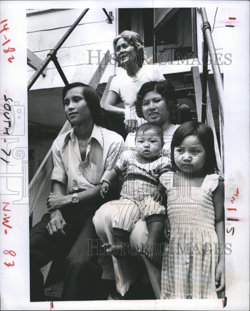 1982 Press Photo Refugees Le Van Loi and his family from Vietnam - Historic Images