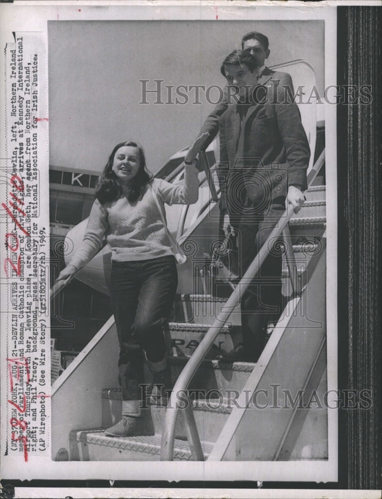 1969 Press Photo Catholic leader Bernadette Devlin arrives at Kennedy Airport - Historic Images