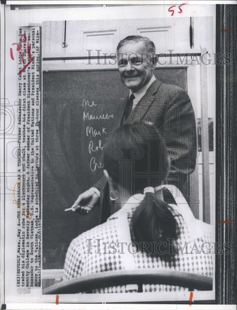 1972 Press Photo Former ambassador Henry Cabot Lodge teaches first day of class - Historic Images