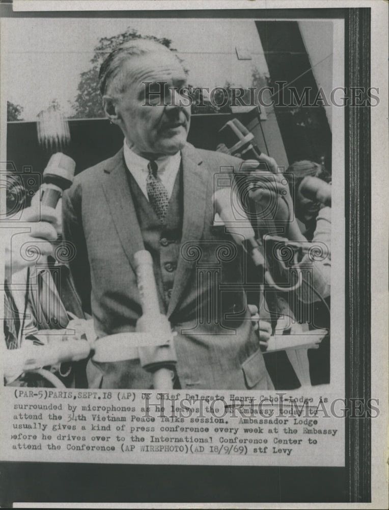 1969 Press Photo Henry Cabot Lodge surrounded by microphones - RSH38227 - Historic Images