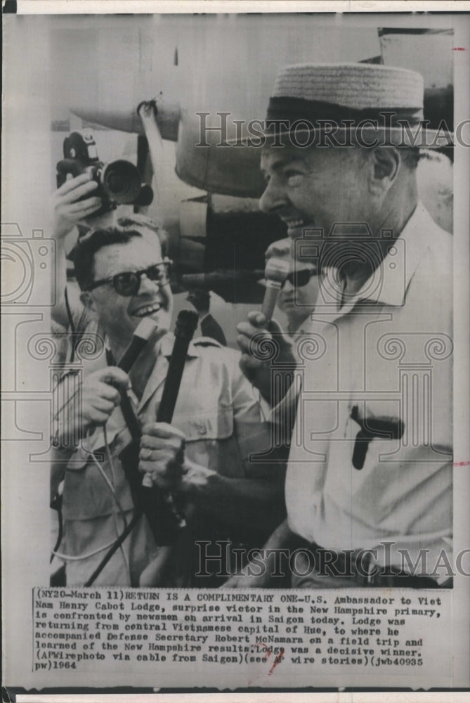 1964 Press Photo Ambassador Henry Cabot Lodge is confronted by newsmen in Saigon - Historic Images