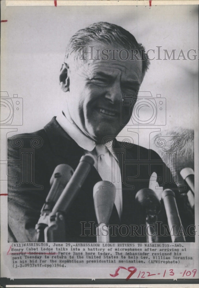 1964 Press Photo Henry Cabot Lodge meets with press at Andrews Air Force Base - Historic Images