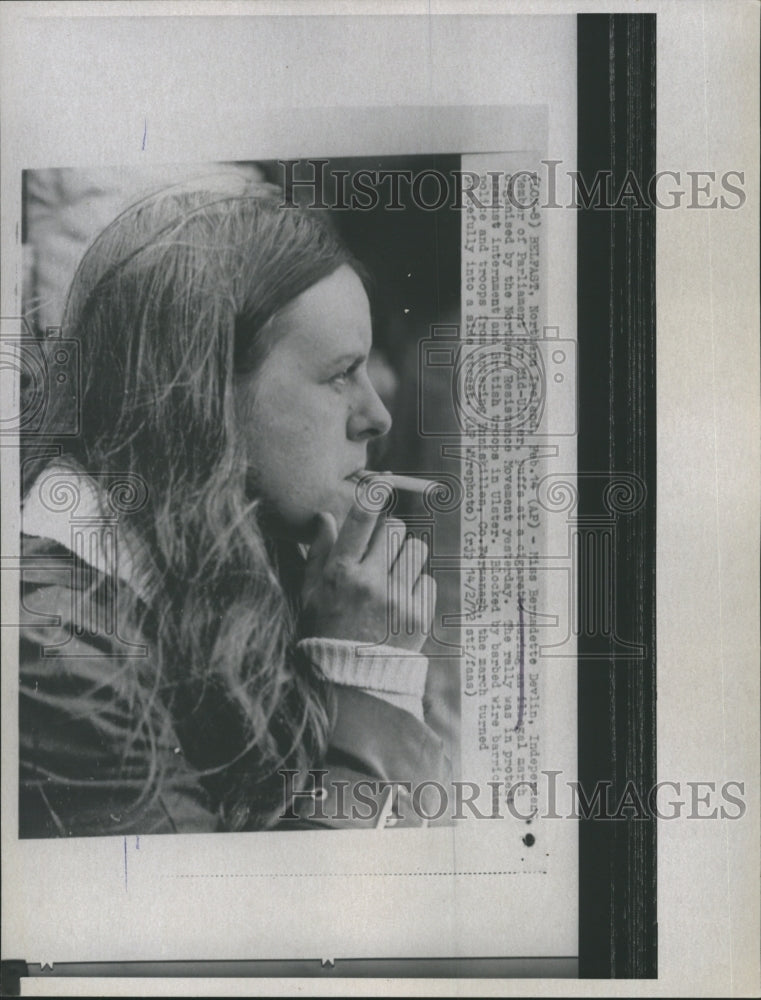 1972 Press Photo Bernadette Devlin puffs a cigarette - Historic Images