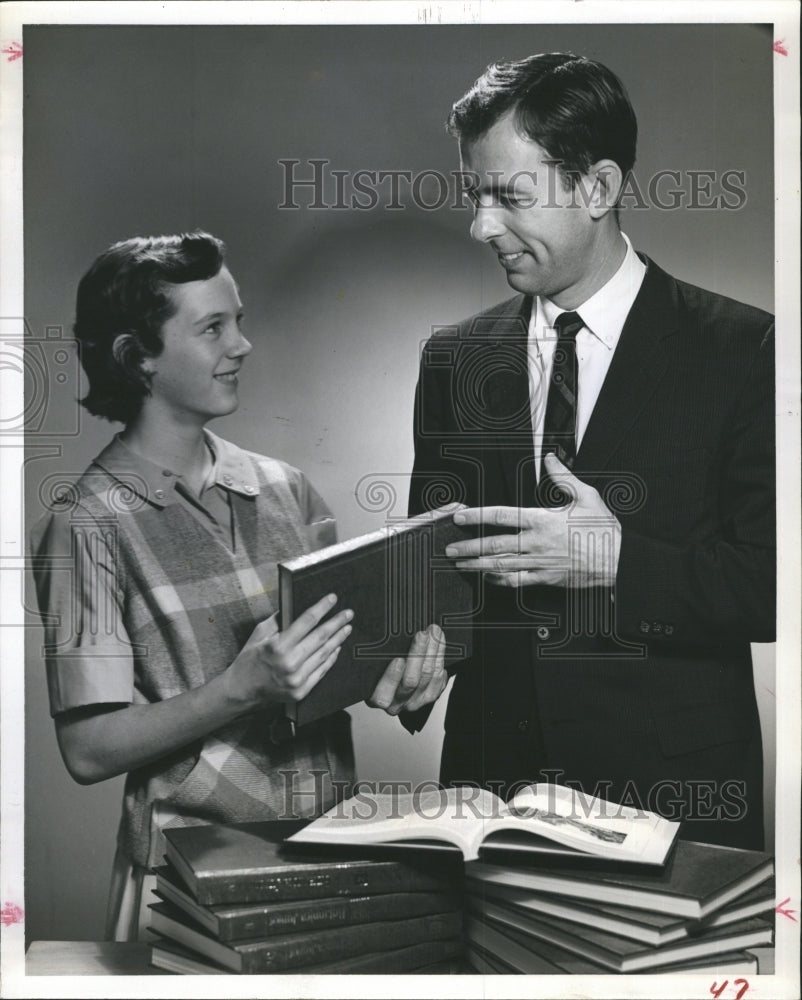 1961 Press Photo Angela NImmo received 15 volume set Encyclopedia. - Historic Images