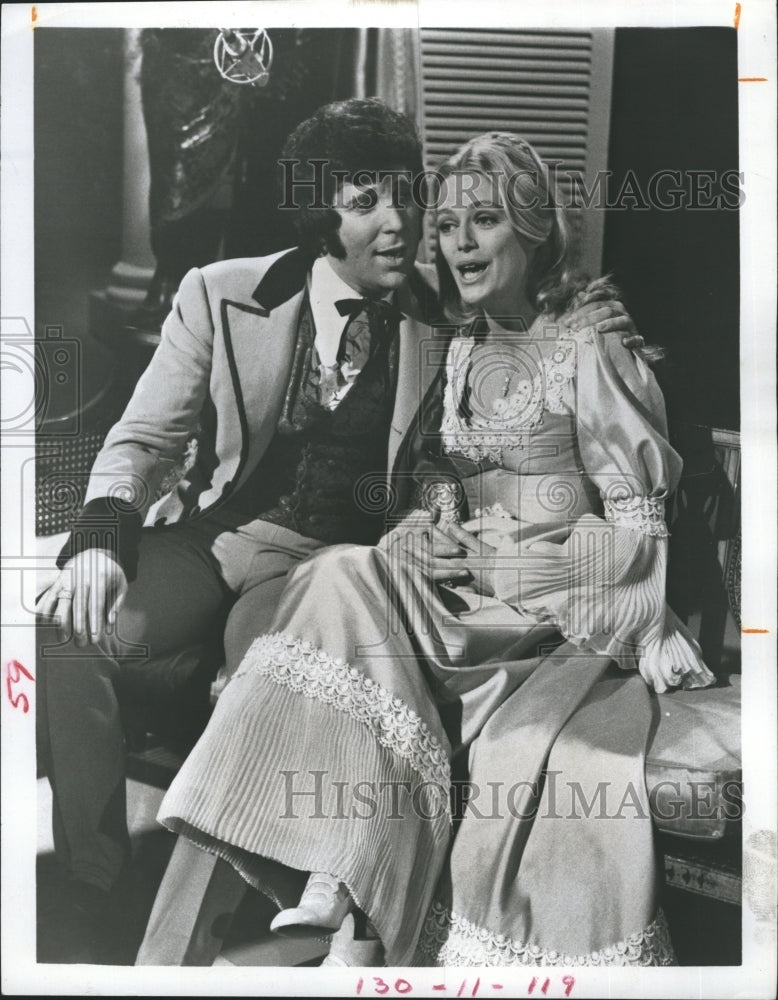 1971 Press Photo Singers Tom Jones and Nina. - Historic Images