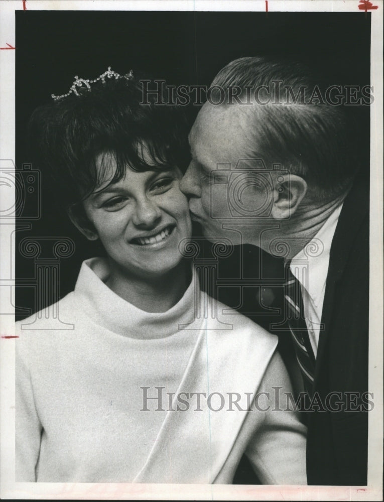 1968 Press Photo Miss Junior Achievement Dawn Nickerson with Red Schoendienst - Historic Images