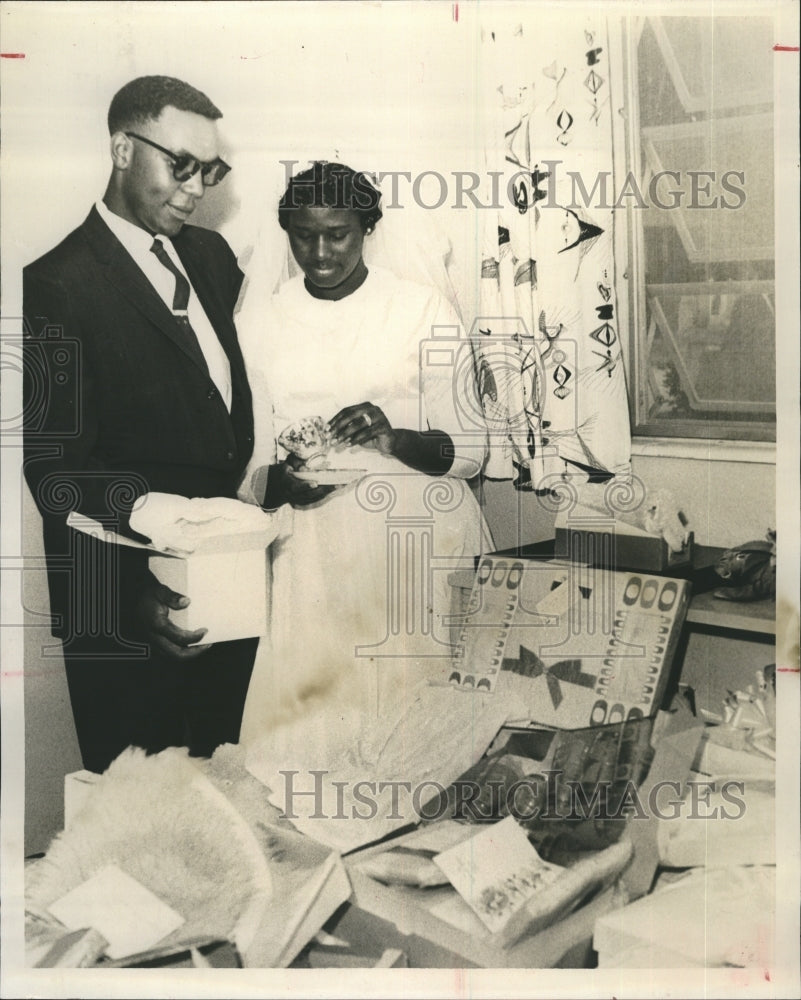 1960 Press Photo Mr. &amp; Mrs. Jerome Nivens admire a wedding gift from China - Historic Images