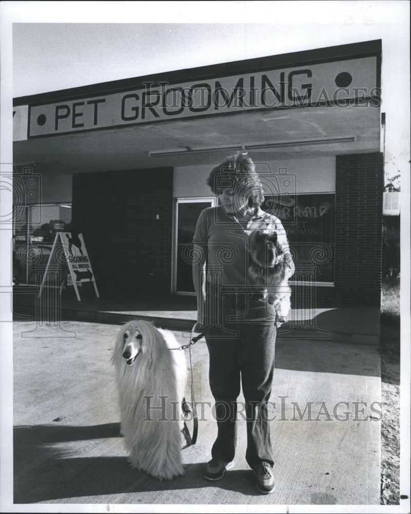 1983 Press Photo Rita Nichols holds her Dog. - Historic Images
